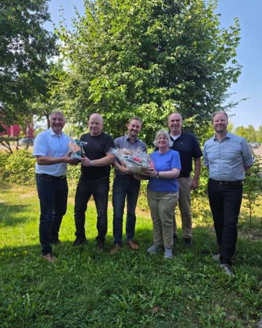 35 und 40 Jahre bei Dr. Moser & Collegen 🎉

Wir sagen Danke und gratulieren Sven zu 35 Jahren sowie Anja zu 40 Jahren Betriebszugehörigkeit.

Vielen Dank für eure langjährige Treue, euren Einsatz und die vertrauensvolle Zusammenarbeit. Wir sind stolz, euch in unserem Team zu haben und freuen uns auf viele weitere gemeinsame Jahre.

#Jubiläum #Betriebsjubiläum #35Jahre #40Jahre #ZusammenErfolgreich